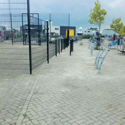 Skate- hang- Parkbanken 24 Drie van onze skatebanken in Delfzijl naast de tevens door ons geleverde sportkooi uit onze Premium-serie